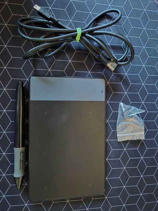 Tabletă grafică Huion – Kit Complet (Pen + Vârfuri rezervă + Cablu)