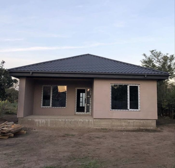 Casa le structura metalica la gata sau la rosu