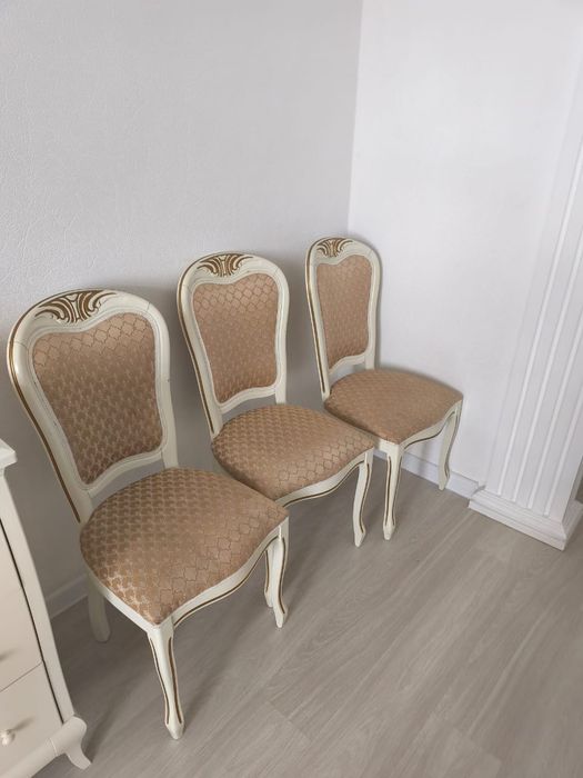 Продам гостинный стол со стульями.