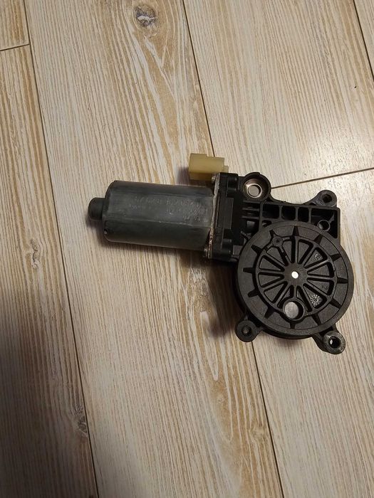 ПОДАРЯВАМ Електромотор за стъклоповдигач BMW e46