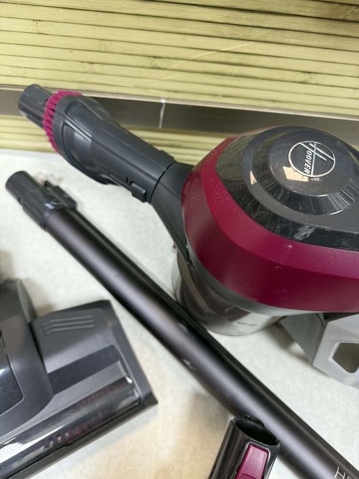 Вертикална прахосмукачка Hoover HF1