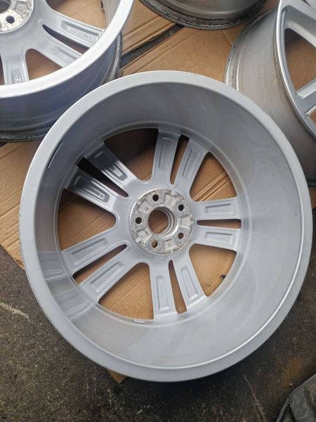 Audi Q7 R20
4M0 601 025 G
4 броя оригинални джанти