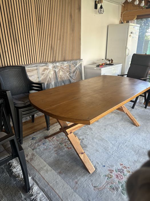 Масивна дървена маса