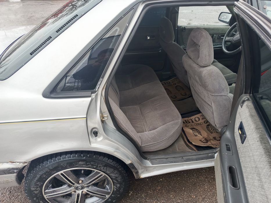 Мазда 626 седан.