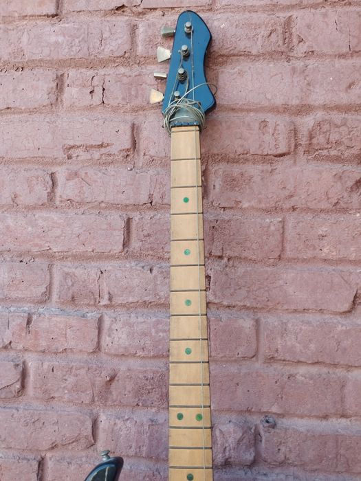 Отдам даром басс гитару