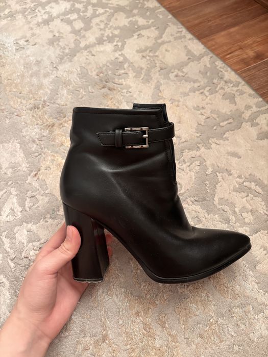 Стильные черные ботильоны на каблуке