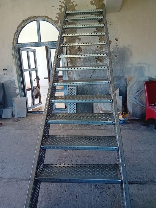 Scara metalica zincata neoxidabila