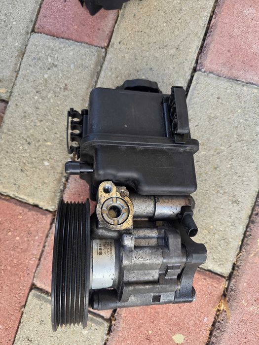 Vând  pompa servo direcție și alternator mercedes w212 e200 2010