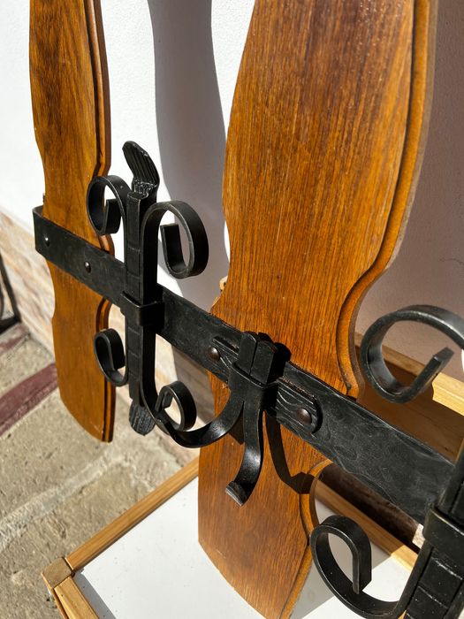 Cuier forjat manual ornamentat medieval - suport stejar ars