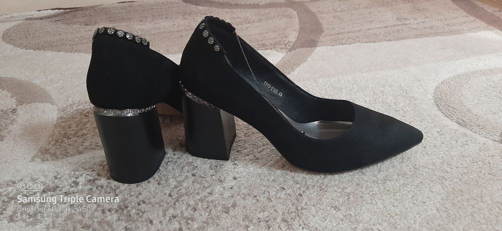 Женские туфли на стойком каблуке