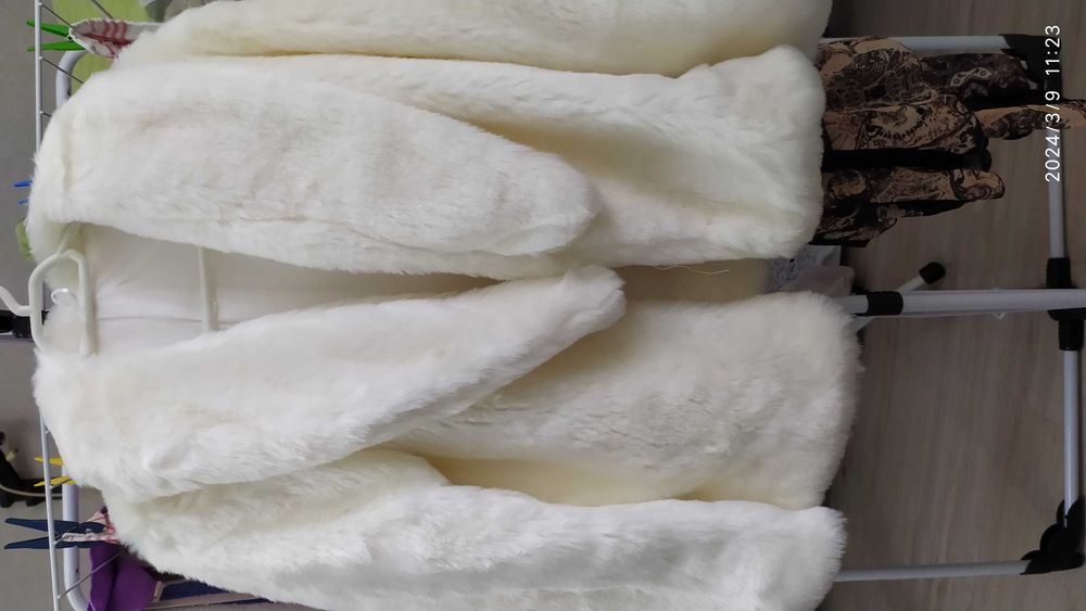 Продавам дизайнерско късо бяло палто шито по поръчка.