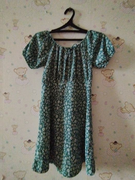 Зелёное платье с цветочками