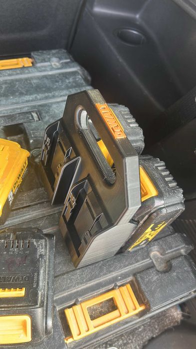 Suport transport 4 acumulatori DeWalt cu mâner si logo