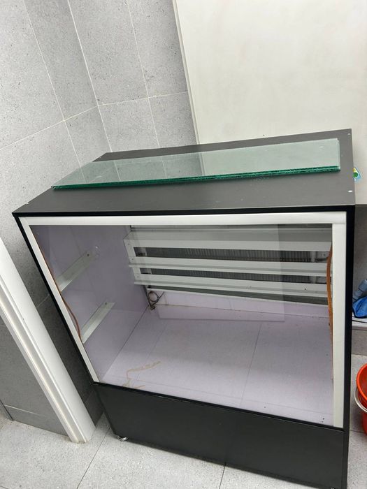 Витринный холодильник продам срочно