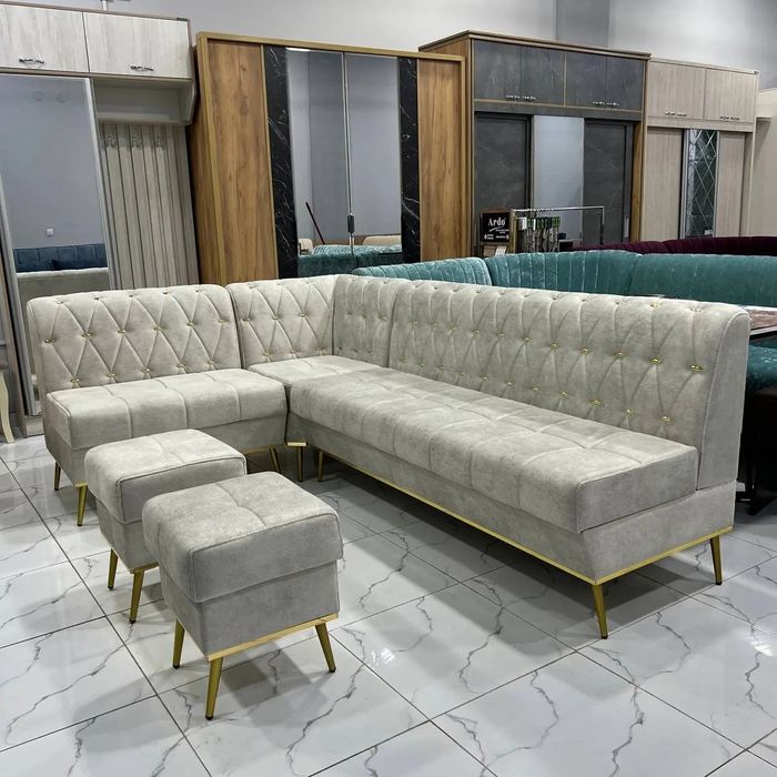 Шикарный кухонный уголок, с пуфиками и подушками.