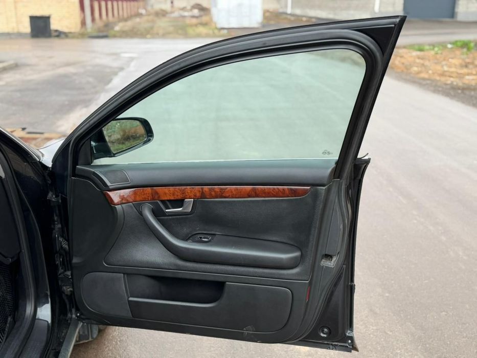 Продаю машину Audi A4