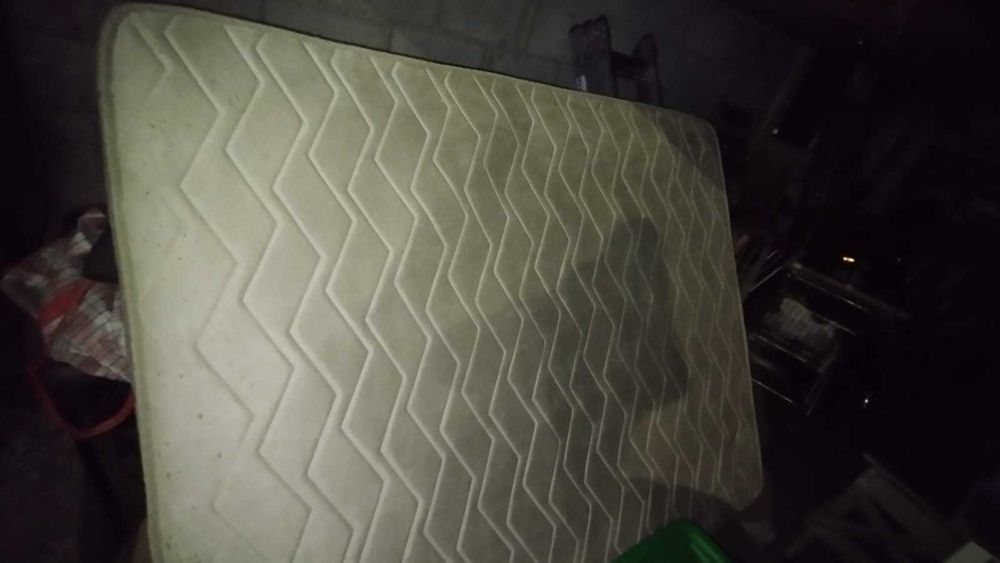 Матрац размерами примерно 2*1,6 метра