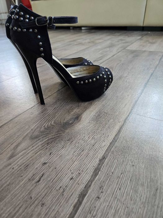 Дамски обувки с висок ток