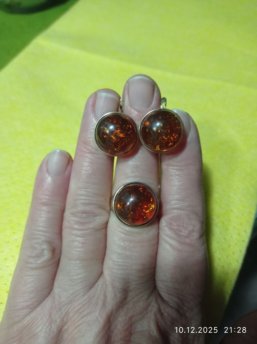 Продается янтарный комплект