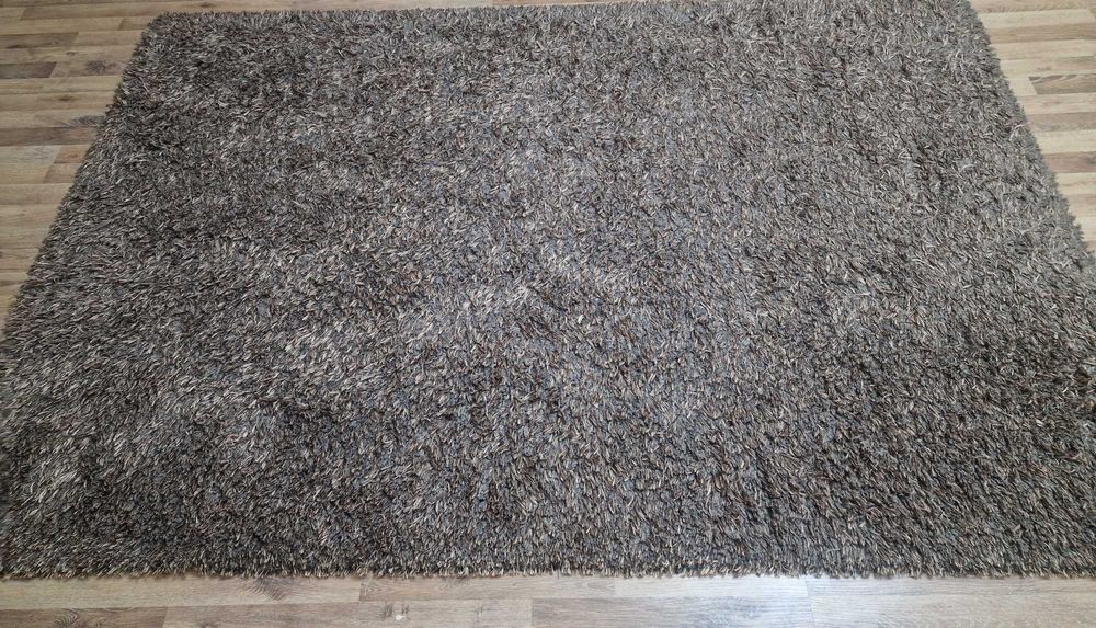 Ковер с динным ворсом.