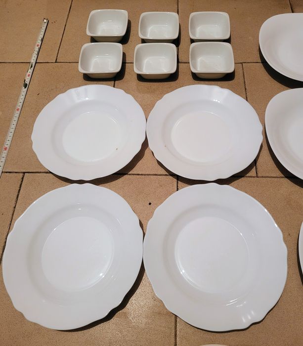 Продавам порцеланови и стъклени чинии и статуетки