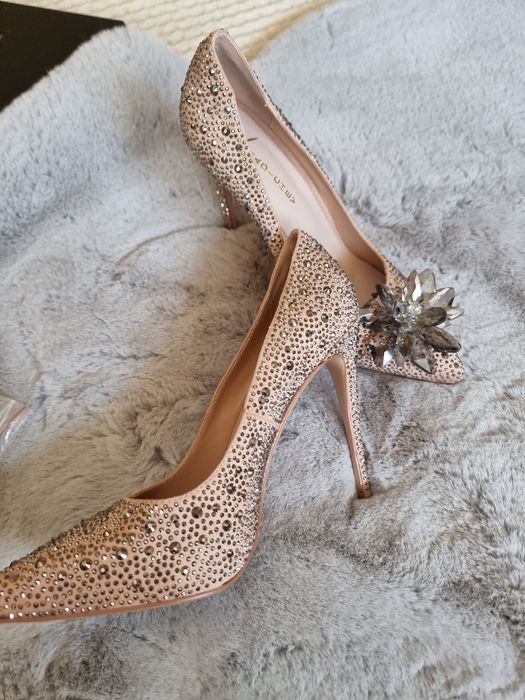 Обувки на висок ток, Стоян Радичев