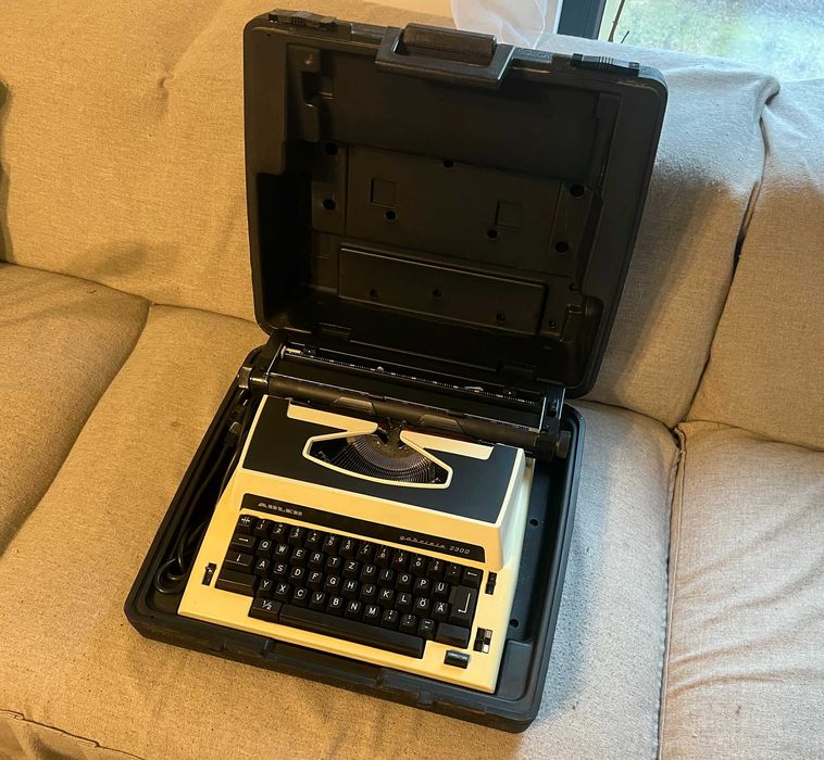Masina de scris electrica mecanica Triumph Gabriele 2300