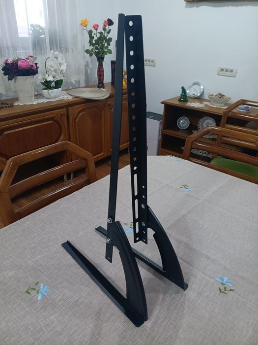 Suport TV pentru masa