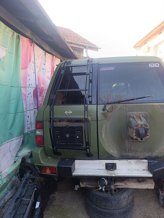 Продавам стълба багажник за Нисан Патрол Y61