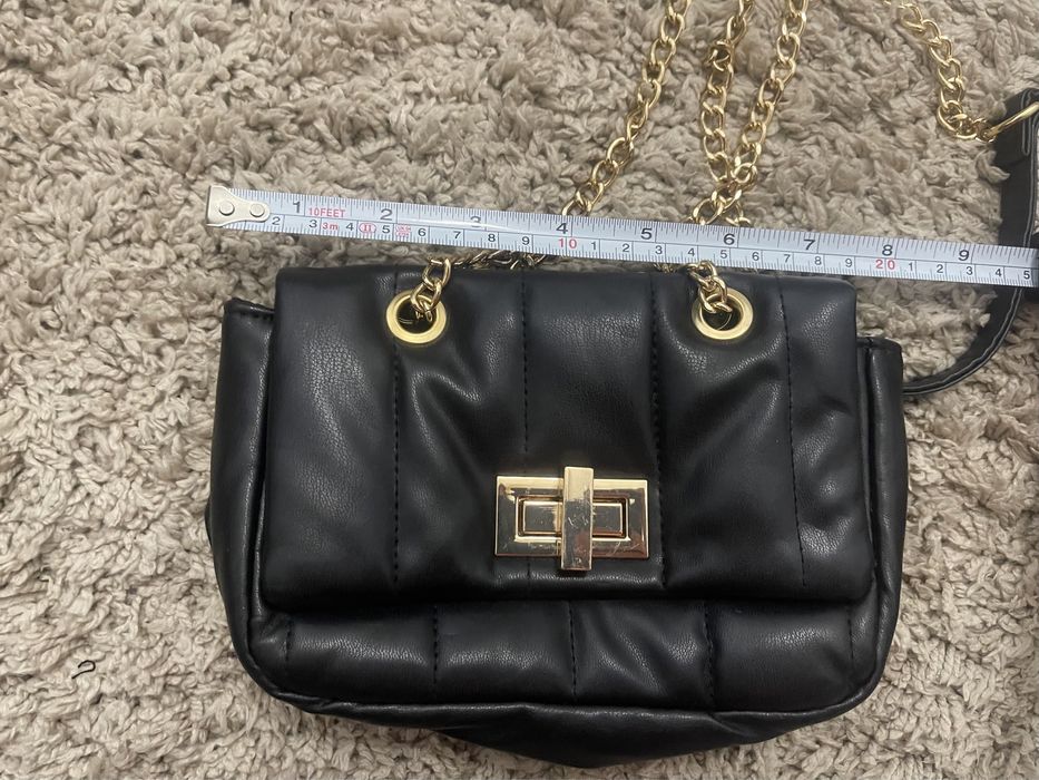 Geanta neagra cu lant auriu. Marca Cropp