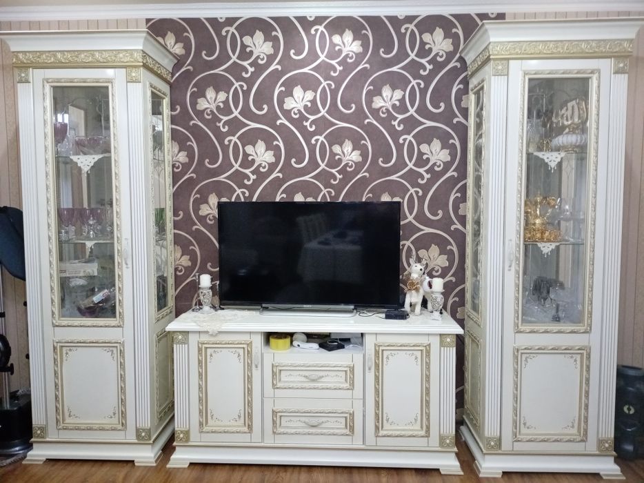 Продаётся мебель, сервант.