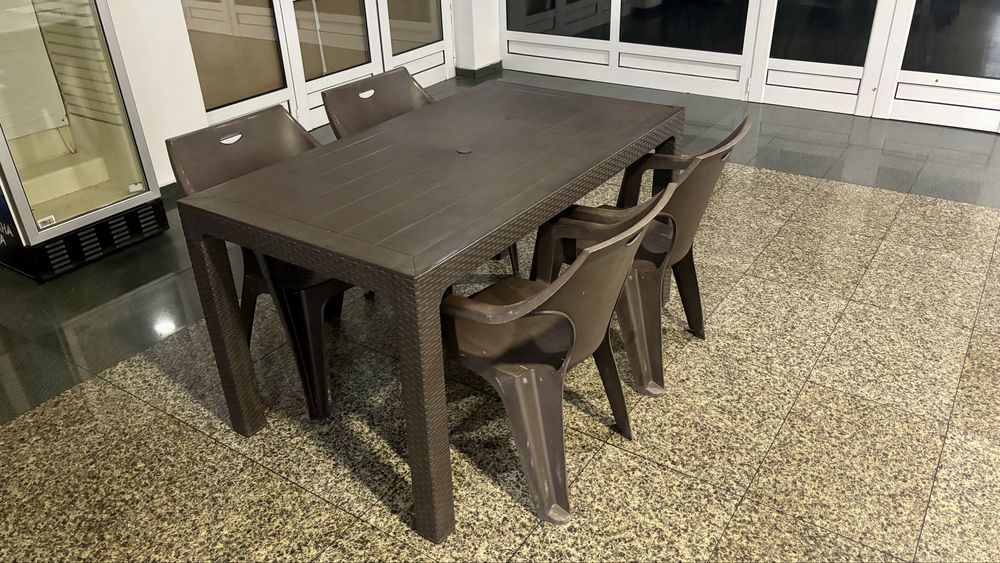 Градински комплект маса + 4 стола – 40 €