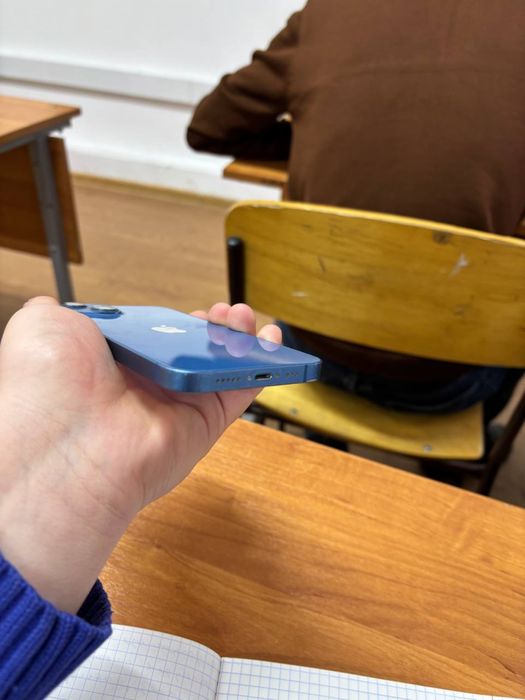 Продам айфон 13 128 гб паямть