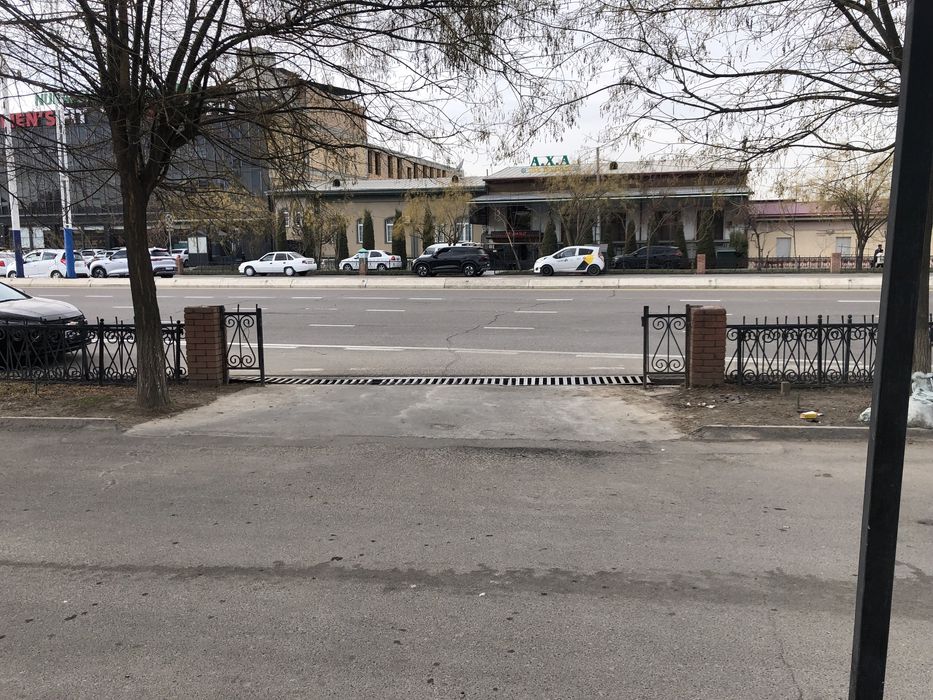 Сдается место 85кв магазинного типа 24/7