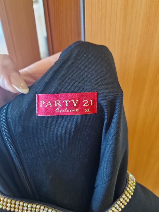 Продавам Дамска рокля Марката е  PARTY р.XL