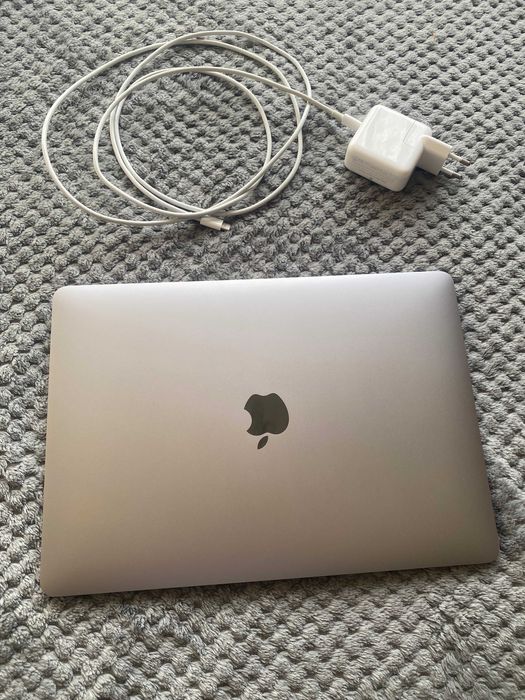 Лаптоп Apple MacBook Air 13' (M1) 256GB Space Gray - като нов!