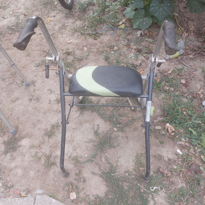 Vand carucior pt batrani