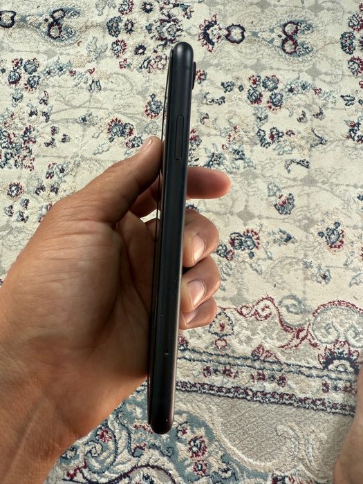 Продам Айфон хр 64 гб.