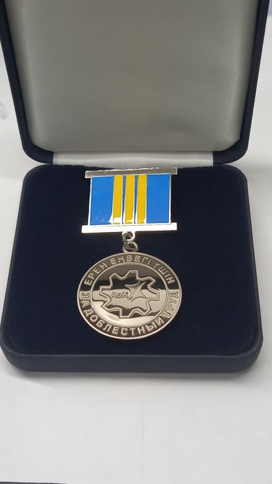 Продам знаки Кмд новые серебро