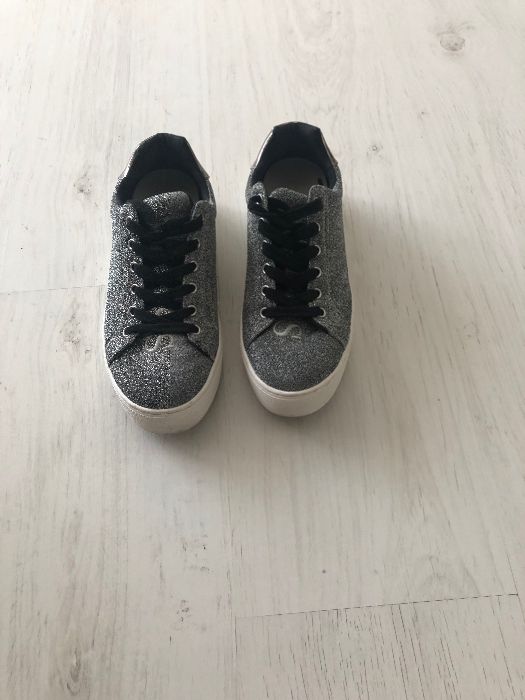 Vand adidasi Guess