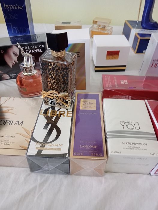 Vând ochelari de soare, parfumuri, creme Chanel, genți