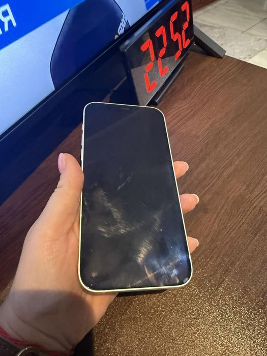 Продавам Iphone 12 64GB