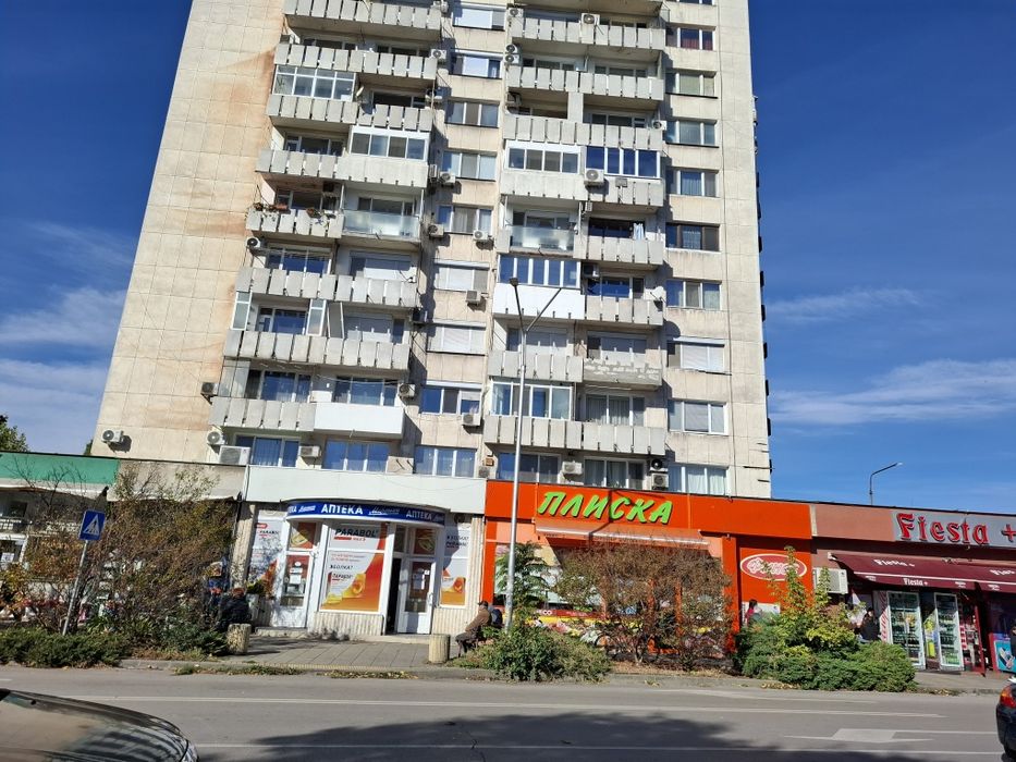 Продавам обзаведен апартамент три стаи и кухня топ център  11ет от 13ет 108кв.