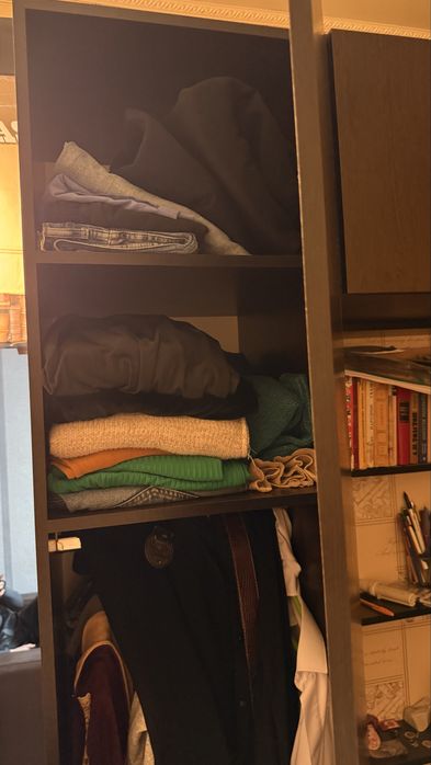 Продам шкаф с книжными полками