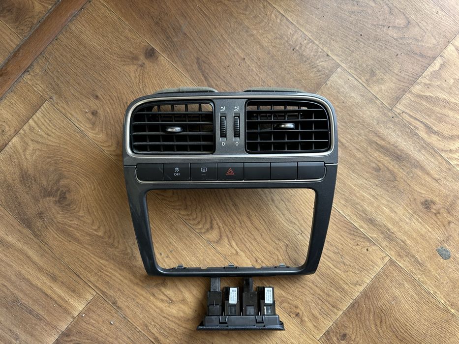 Централна конзоло със въздуховоди и лайсна за Фолксваген Поло 6R 2009-