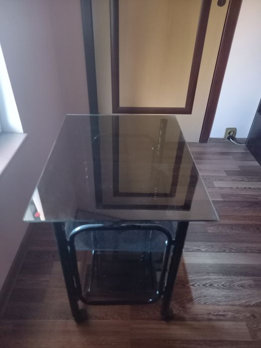 Стъклена масичка с колелца