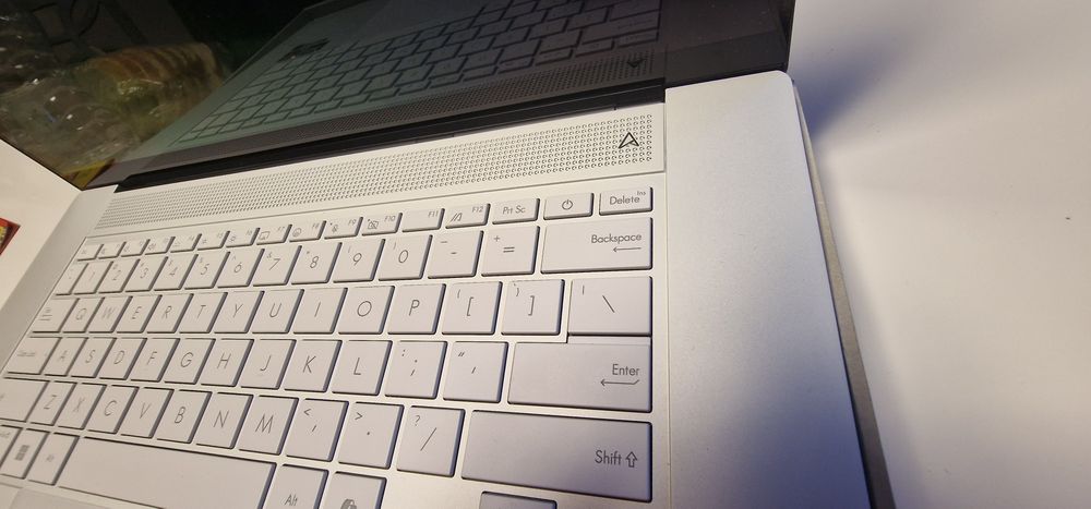 Лаптоп ASUS Zenbook S 16, AMD Ryzen AI 9 365, 24 GB DDR5 RAM, 1 TB PCIe SSD, 16” 3K сензорен екран (2880x1800), AMD Radeon 880M, Win 11 pro