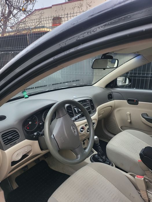 Vand hyundai accent 1.4 banzina 1500€ pret fix