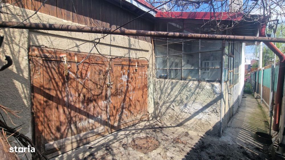 Casă rezidențială din cărămidă cu garaj, pivniță si curte privată