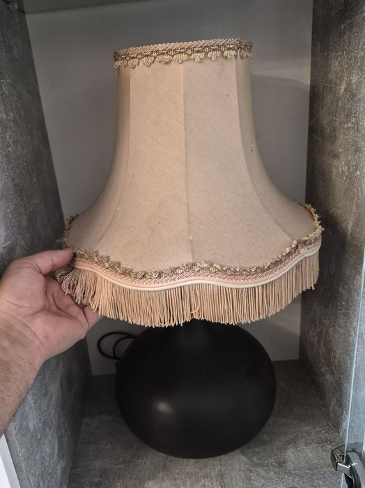 Veioză mare din ceramică cu abajur din pânză, pentru colectionari.